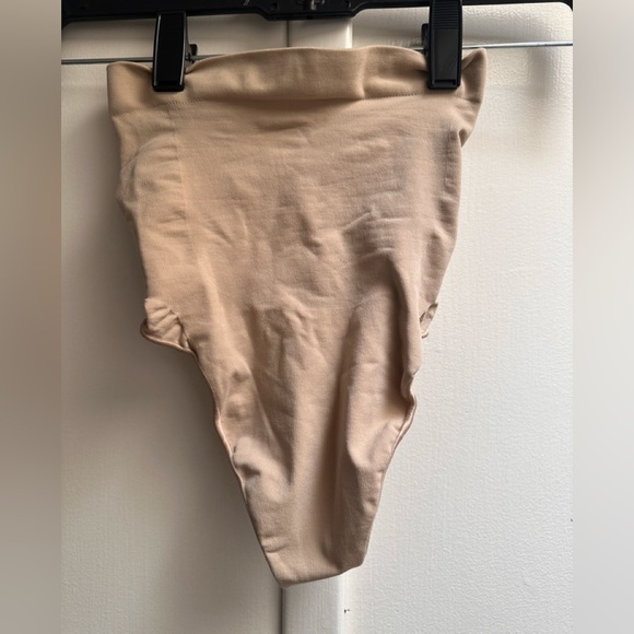 Skims sculpting thong Small NWOT - Picture 3 of 7